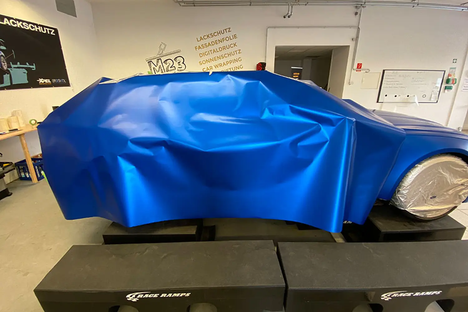 M23 FOILIERUNG, Car Wrapping, blaues Auto