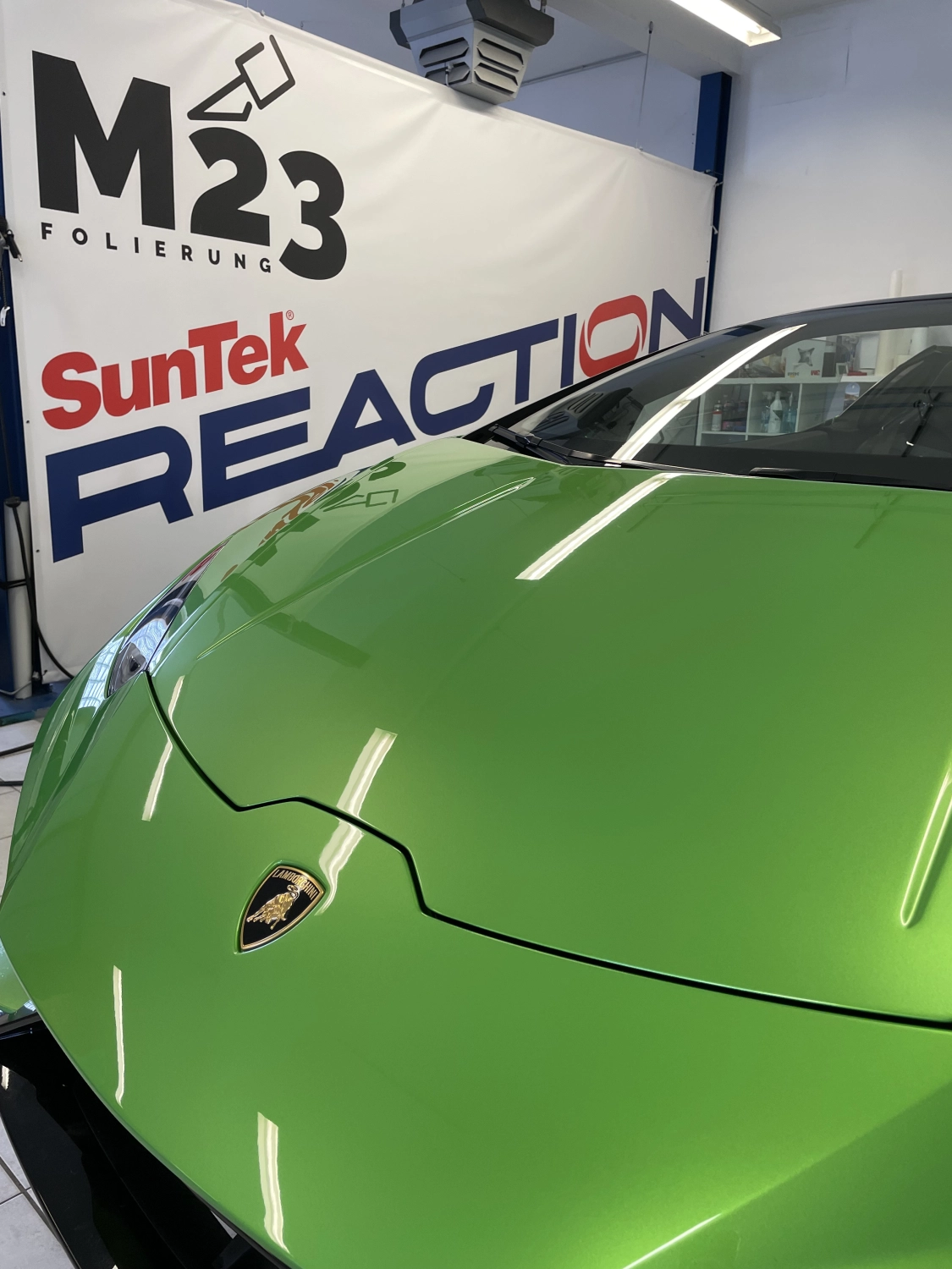 M23 folierung, grünes Auto